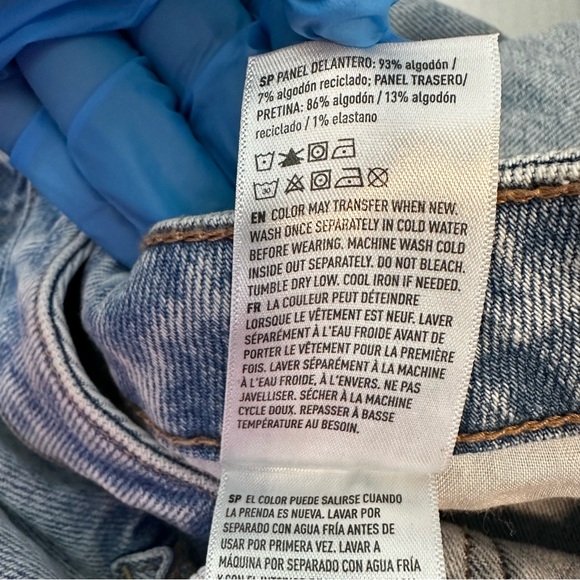 American Eagle Strigid Mom Jean in Blue Breeze Women Size 20 or 35 W Standard - Picture 14 of 15